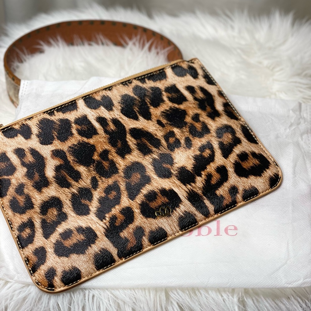 Stylish Leopard Print Wristlet in Vegan Leather - Perfect for On-the-Go Storage - Picture 2 of 12